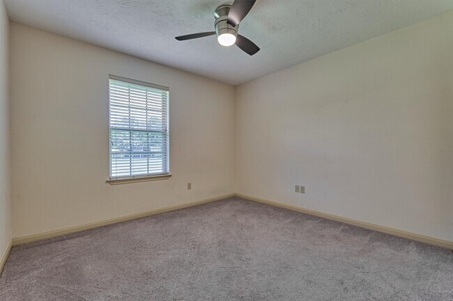 Building Photo - 13511 Summer Hill Dr