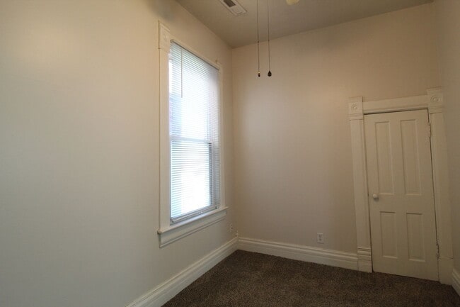 Building Photo - 1 Bedroom 1 Bath House In The Strawberry Hill Neighborhood