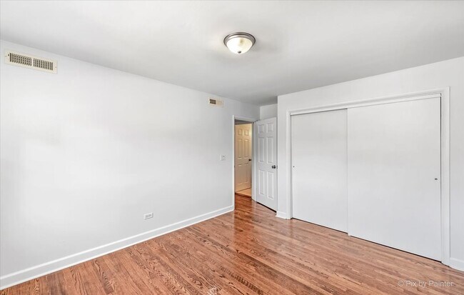 Building Photo - 1610 W Jarvis Ave