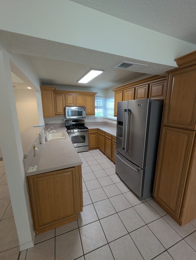 Building Photo - 108 N Lake Cir