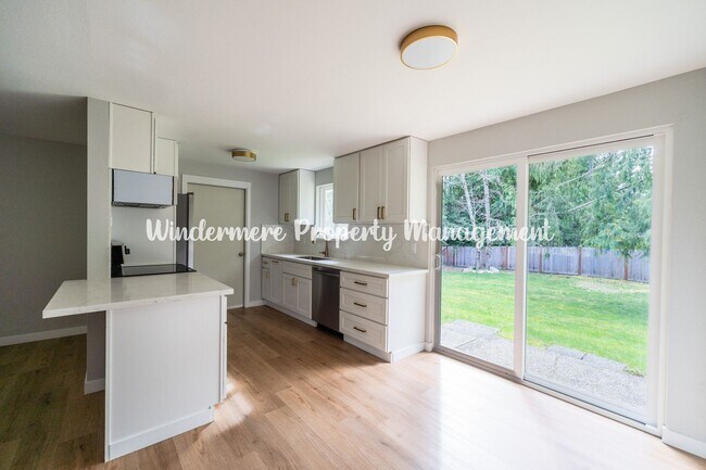 Building Photo - Charming and Bright 3 bed in Heart of Gig Harbor!