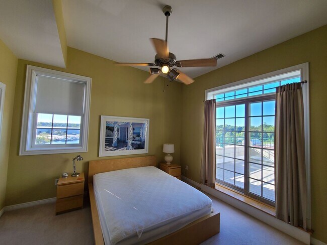 Building Photo - Fully Furnished Executive Condo in Downtow...