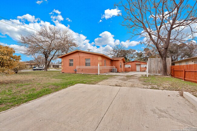 Building Photo - 3323 W Woodlawn Ave