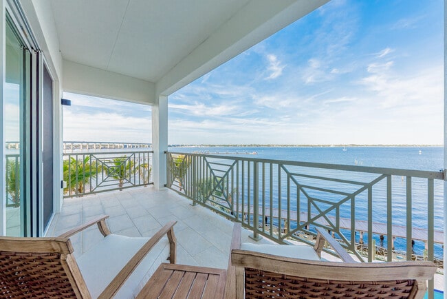 Building Photo - 41 SW Seminole St