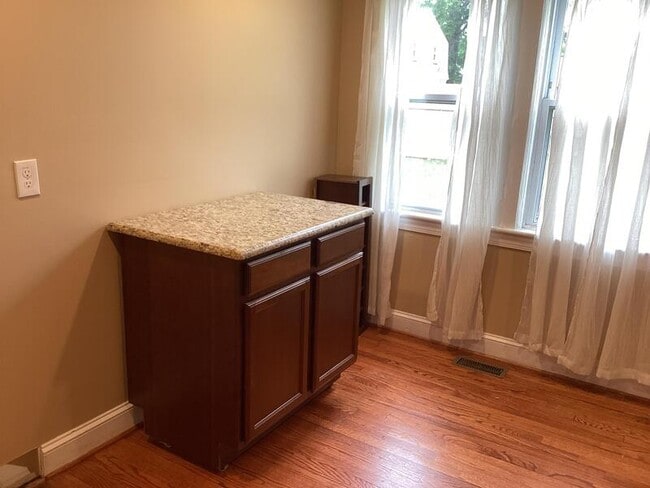 Building Photo - 6413 Glenoak Dr