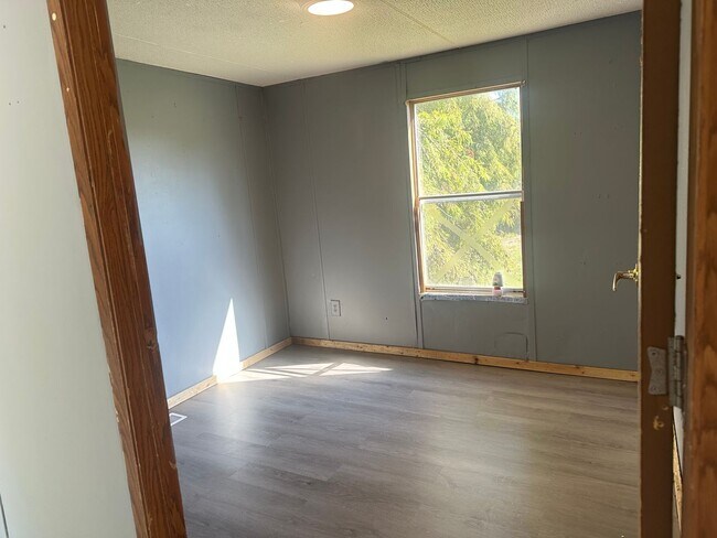 Building Photo - Charming 3 Bedroom 1 bathroom Mobile Home for Rent