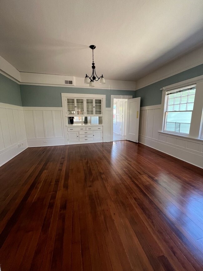 Building Photo - Charming 1910 Craftsman Home – 3BR/2BA + B...