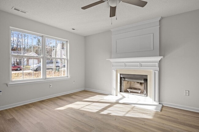 Building Photo - Updated 3BR Home with Garage, Pet Friendly!