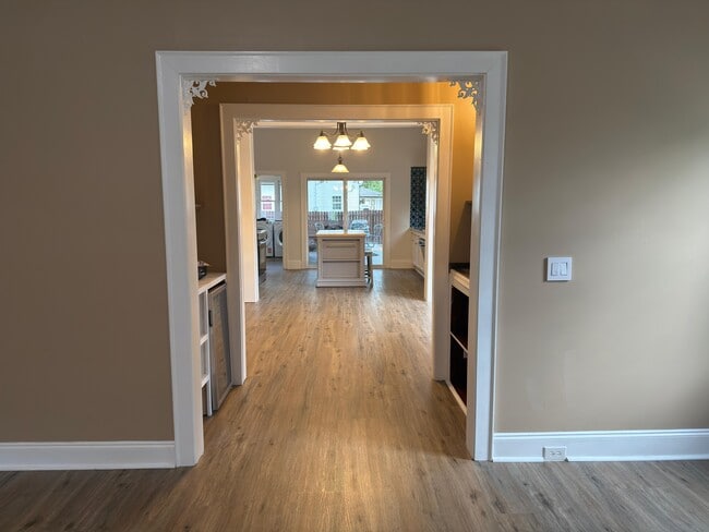 Building Photo - 302 N Sumner St