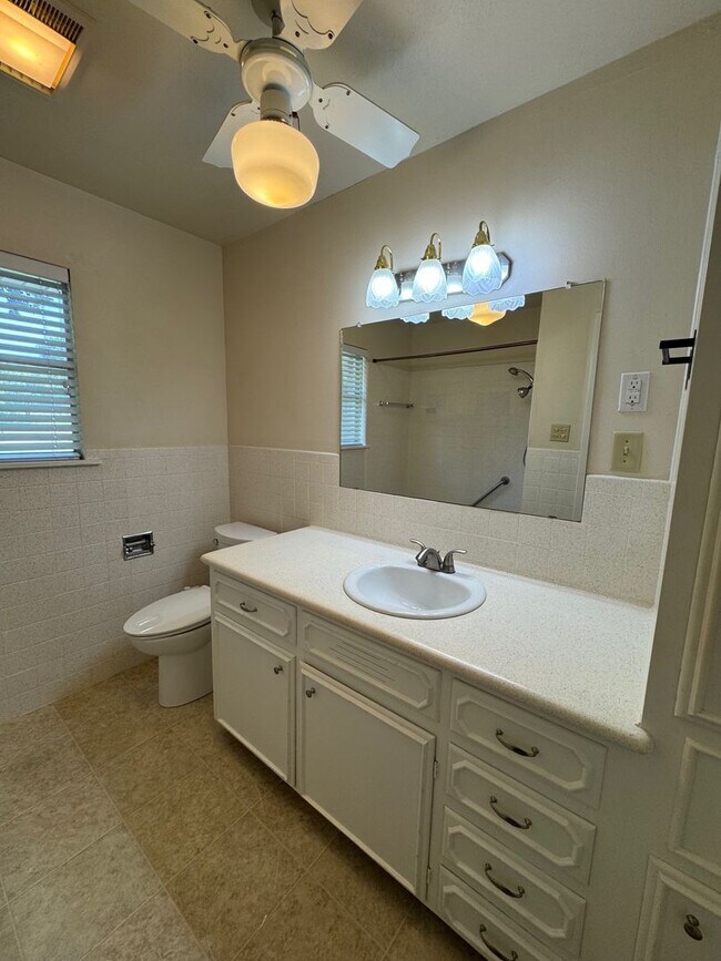 Building Photo - Corner Lot Waco Home