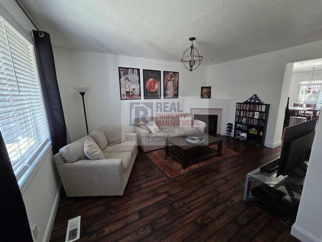 Building Photo - Check out this beautiful 3 bedroom, 2.5 bath home!