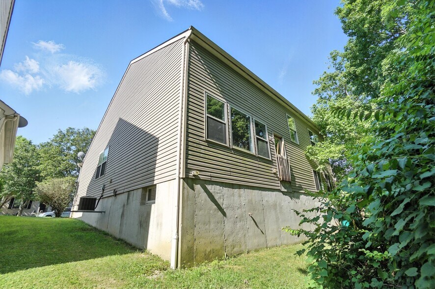 Building Photo - 2380 Oaktree Pl