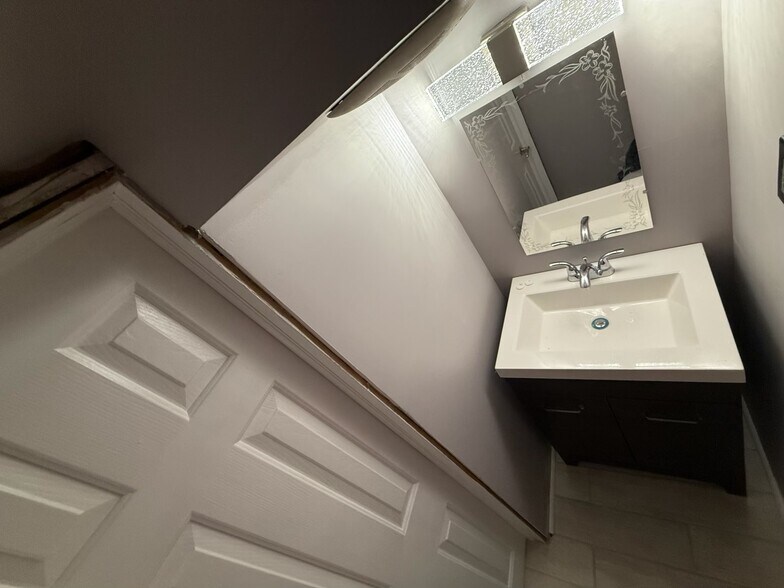 powder room - 803 N DuPont St