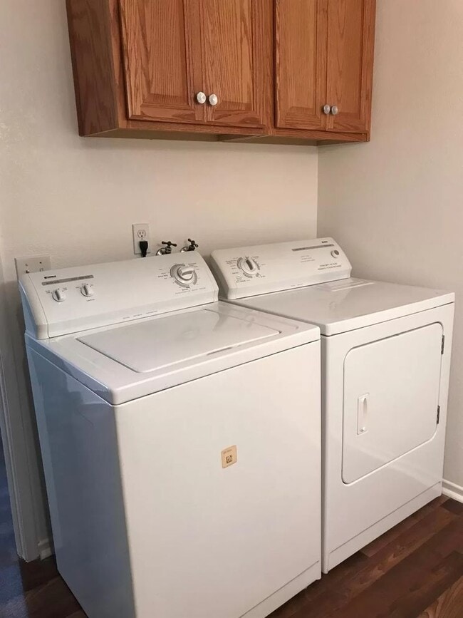 Building Photo - Davis 3 bedroom 2 bath condo in a great location-Fall rental