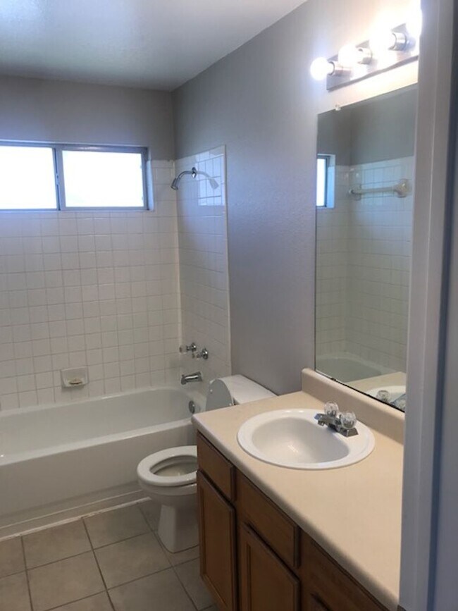 Building Photo - Wonderful 3 bedroom 2 bath Duplex