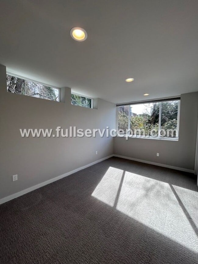 Building Photo - Contemporary 3 BD Mt. Baker Townhome! Location!!