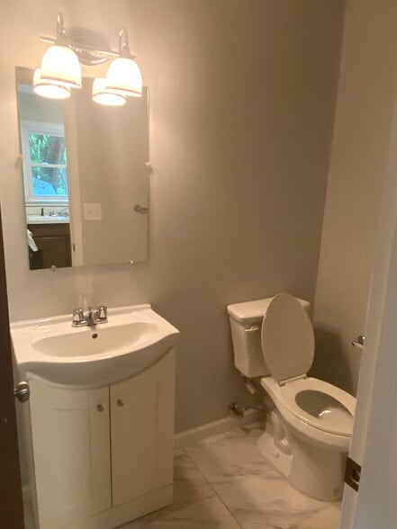 0.5 bath - 219 W Elm St