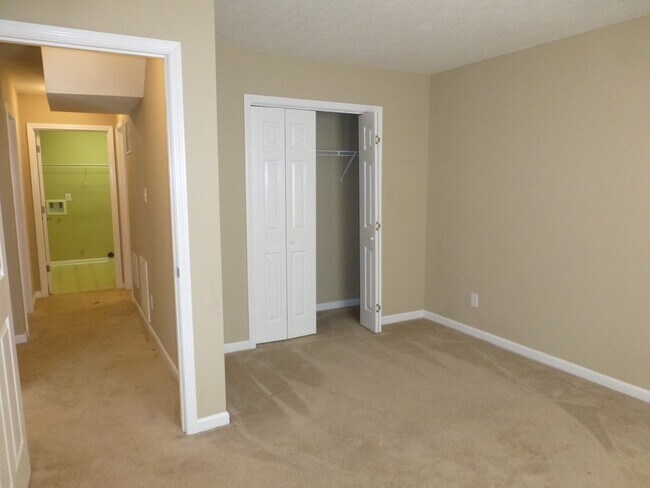 Building Photo - 3 bed, 2 bath, 2 car garage townhouse w/ b...