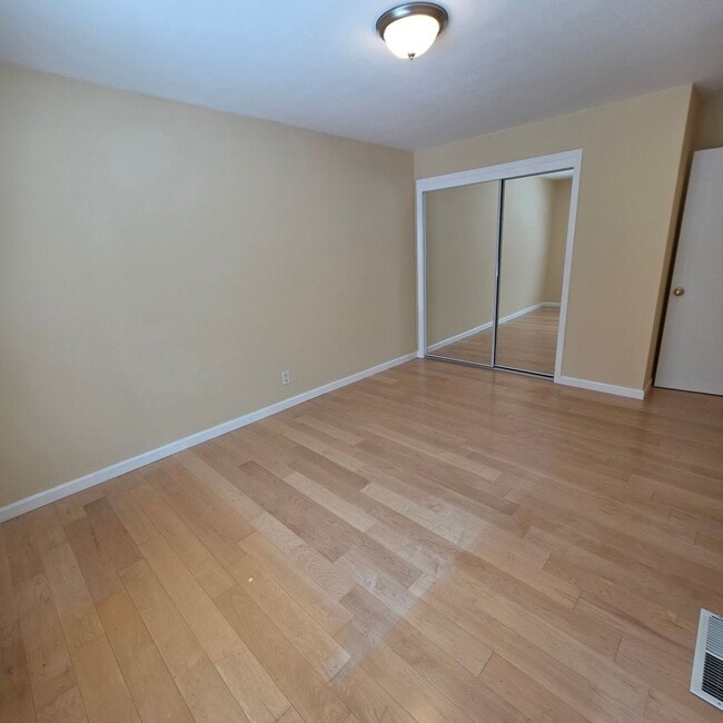 Building Photo - Cute 3BD/1.5BA Townhome with Great Commute location in Danville