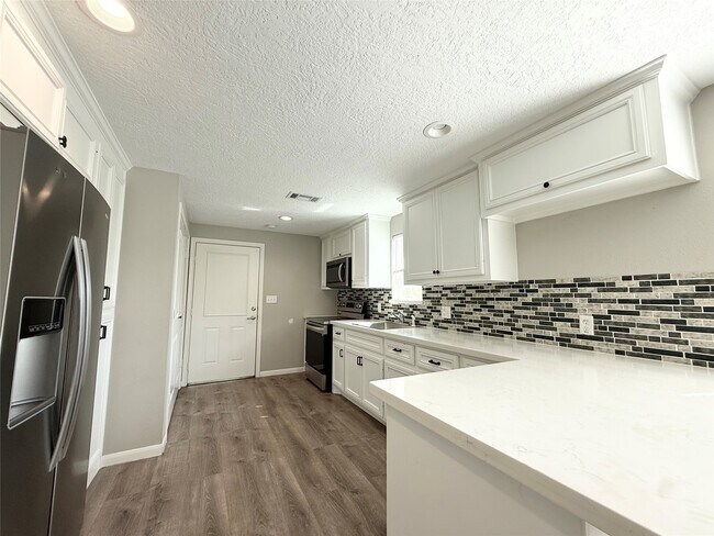 Building Photo - 300 Longstreet Rd