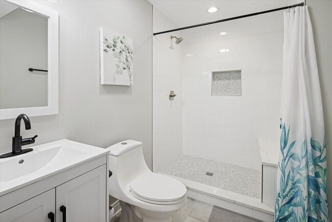 Building Photo - 5240 W Winnemac Ave