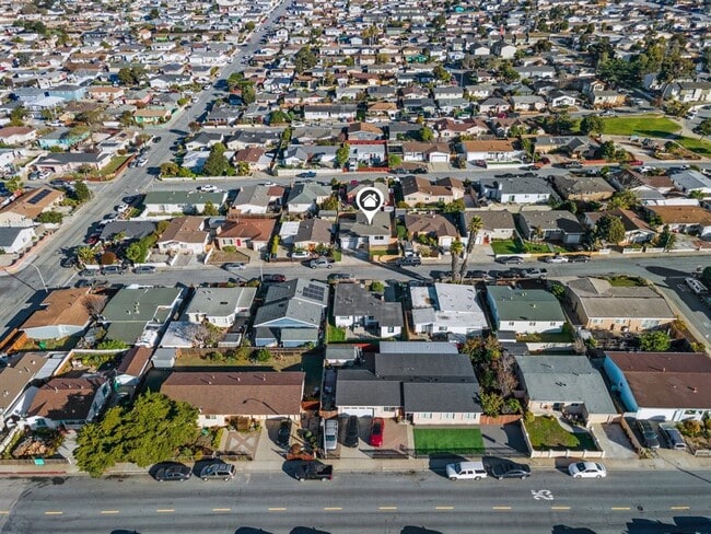 Building Photo - December MOVE IN SPECIAL $500 Off First Months Rent!