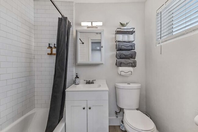 Building Photo - 2216 Hazard St