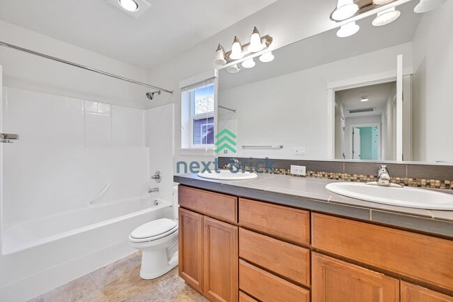 Building Photo - A spacious 4-bedroom+ 2 dens +Bonus Room a...