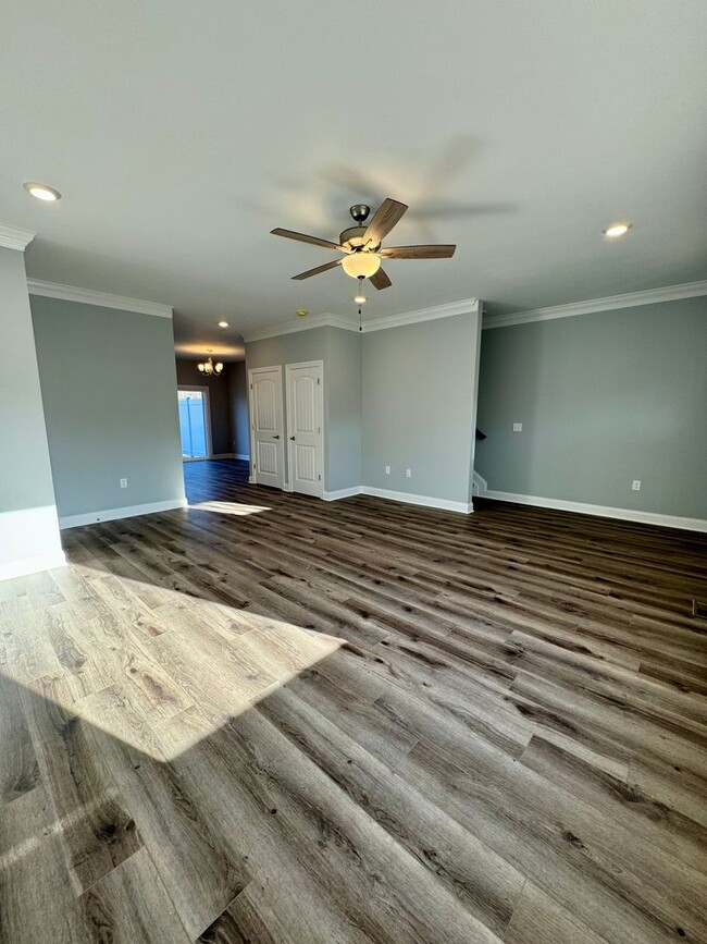 Building Photo - *LIKE NEW!* 3BR/2.5BA Townhouse in Crescen...