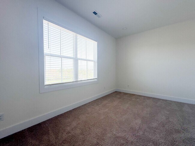 Building Photo - Spacious 3-Bedroom Townhome at Highbury | Modern Living Near Tennessee Tech