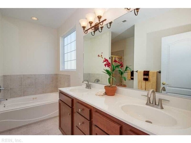 Building Photo - 4521 Northwood Dr