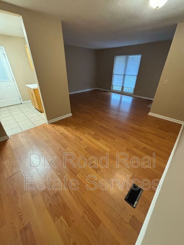 Building Photo - 3701 Greenview Dr