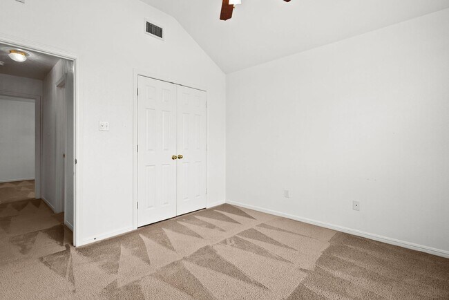 Building Photo - Spacious 4 bedroom home