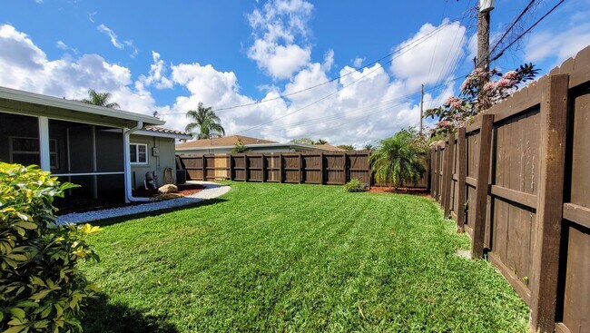 Building Photo - 949 W Royal Palm Rd