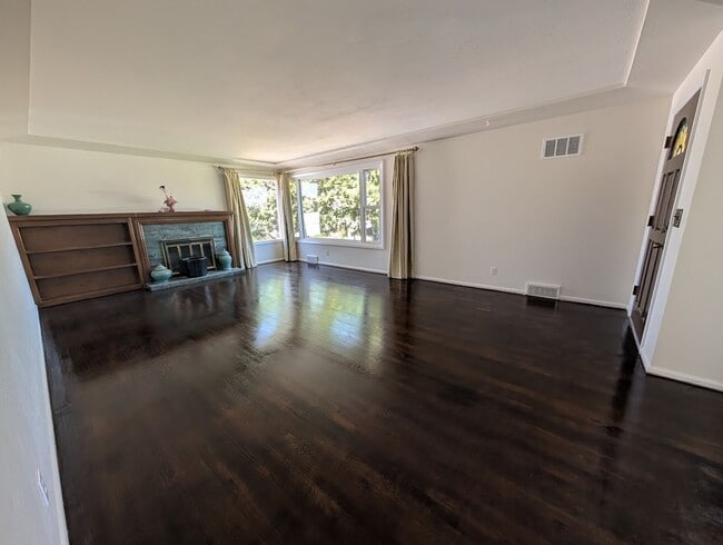 Building Photo - Huge Reno Addition House - Pet-Friendly!