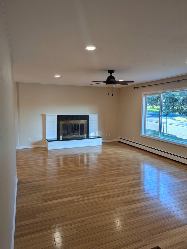 Building Photo - 2302 Garland Dr