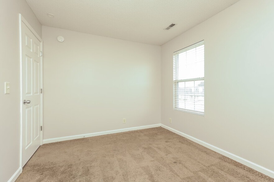 Building Photo - 1936 Turnberry Ct