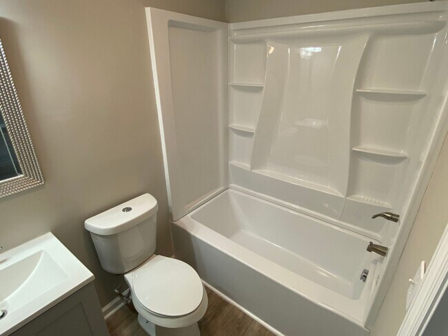 Building Photo - Updated 4 bed 2 bath minutes to Downtown Chattanooga!