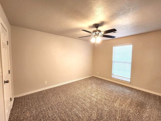 Building Photo - 4 Bed 2.5 Bath 2 Car Garage in Camelot Addition NW OKC