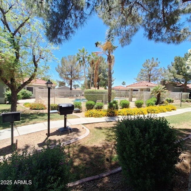 Building Photo - Charming 1 Bed 1 Bath Lower Level condo ++...