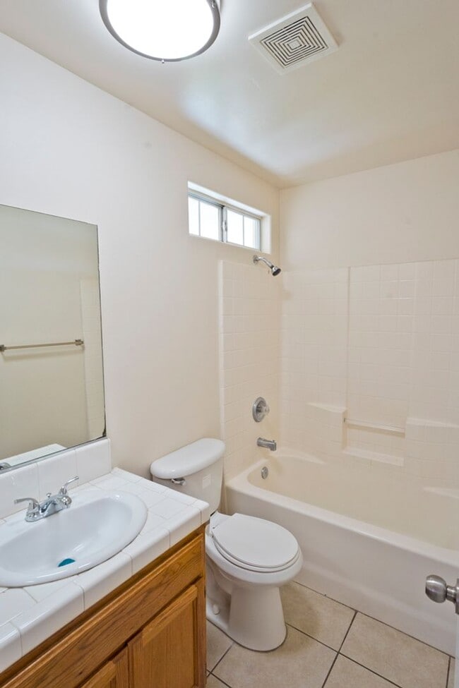 Building Photo - SW-Bakersfield 3 bedrooms 2 baths house