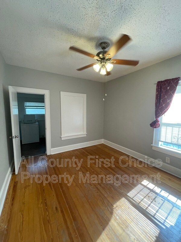 Building Photo - 1327 James Ave S