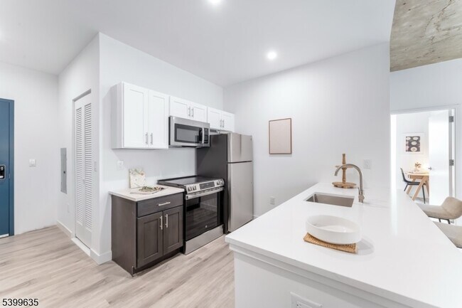 Building Photo - 10 Commerce Ct