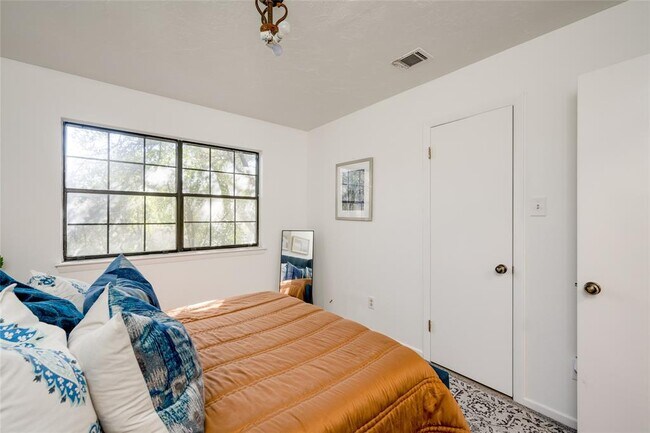 Building Photo - 6936 Chinook Dr
