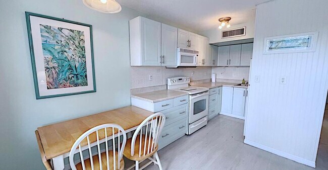 Building Photo - 1200 Colonnades Dr