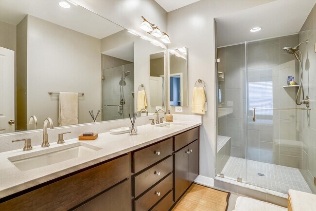 Building Photo - GREAT LOCATION!! Stunning 3BD/3.5BA luxury 4-level townhouse!