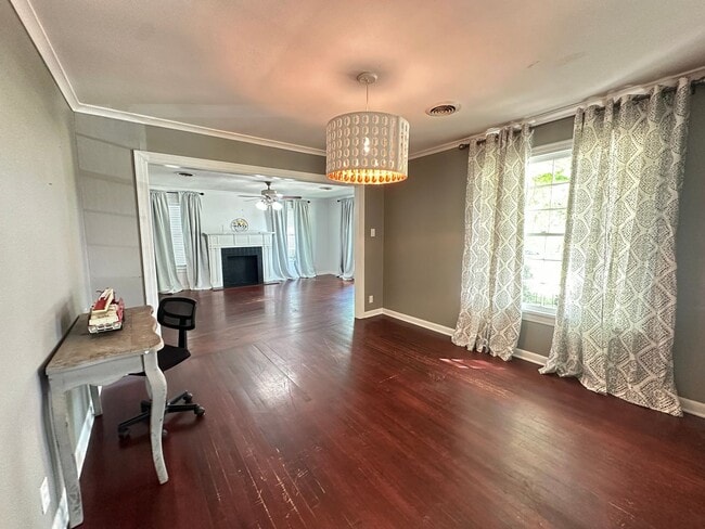 Building Photo - Spacious 2 Bedroom