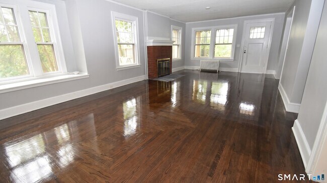 Building Photo - 880 S Quaker Ln
