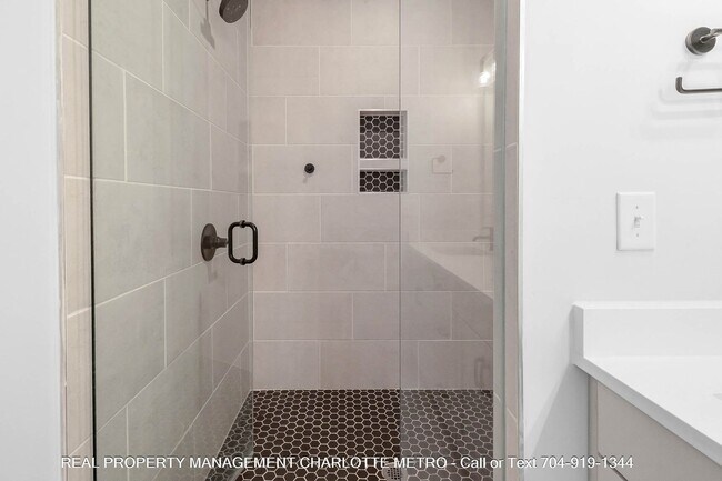 Building Photo - 1609 Parkwood Ave