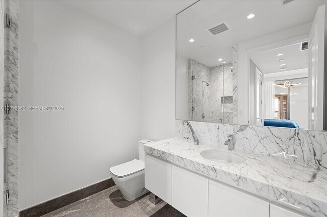 Building Photo - 17901 Collins Ave